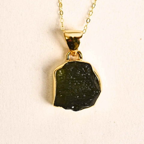 Protectie - Colier Moldavit natural 2.76 grame – Transformare si energie cosmica - Argint 925 placat cu aur 18k