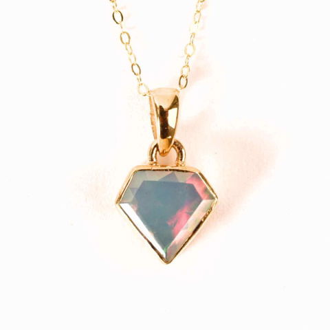 Balanta - Colier Argint 925 placat cu aur 18K cu Opal Etiopian Fatetat in Forma de Diamant – Lumina, Intuitie si Feminin Sacru