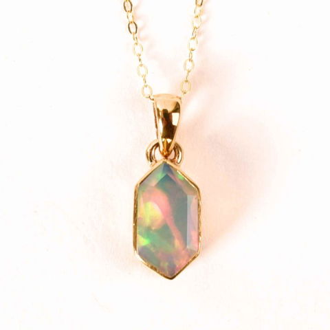 Cristale pe beneficii - Colier Argint 925 placat cu aur 18K cu Opal Etiopian Fatetat Hexagonal – Protectie, Lumina si Armonie Divina
