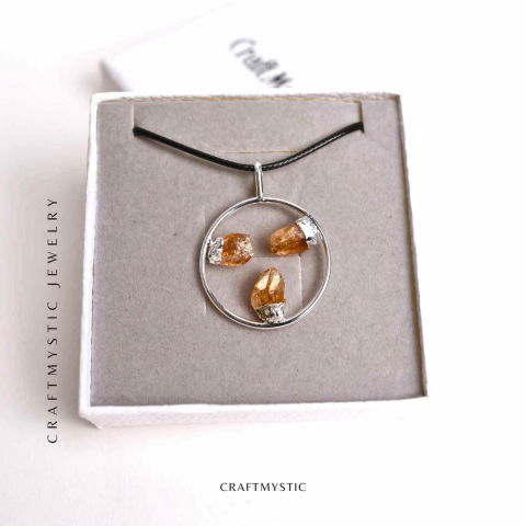 Colier cu pandantiv rotund si 3 pietre de Citrin – Abundenta si Energie Pozitiva [5]