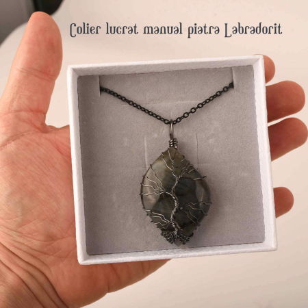 Colier cu pandantiv din labradorit natural pentru barbati si femei - Cristal neregulat lucrat manual, invelit cu sarma model arborele vietii - O piatra semipretioasa pentru meditatie, intuitie, imaginatie [1]