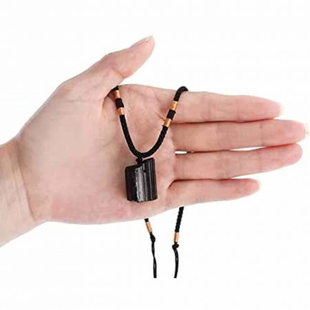Colier cu cristal Turmalina Neagra– o piatra semipretioasa excelenta pentru meditatie, trezirea spiritualitatii si a abilitatilor interioare care creste si pozitivitatea mentala [1]