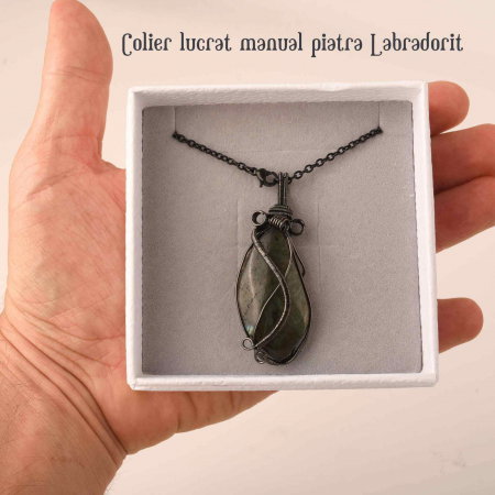 Colier cu pandantiv din labradorit natural pentru barbati si femei - Cristal neregulat lucrat manual, invelit cu sarma model neregulat - O piatra semipretioasa pentru meditatie, intuitie, imagin [1]
