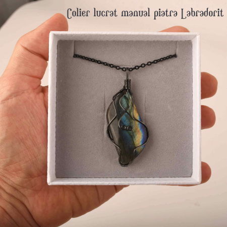 Colier cu pandantiv din labradorit natural pentru barbati si femei - Cristal neregulat lucrat manual, invelit cu sarma in model neregulat - O piatra semipretioasa pentru meditatie, intuitie si imaginatie [1]