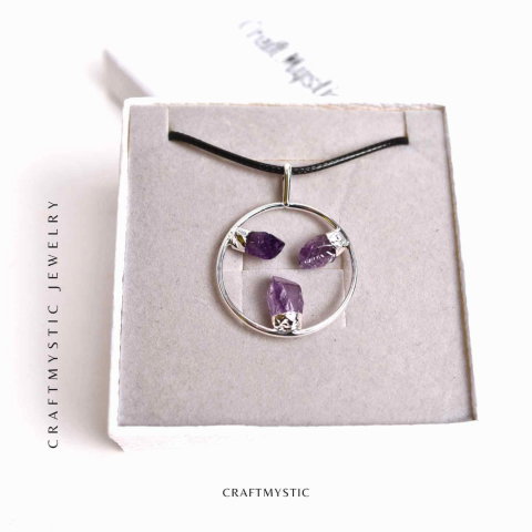 Colier cu pandantiv rotund si 3 pietre Ametist – Claritate si Eleganta Naturala [5]
