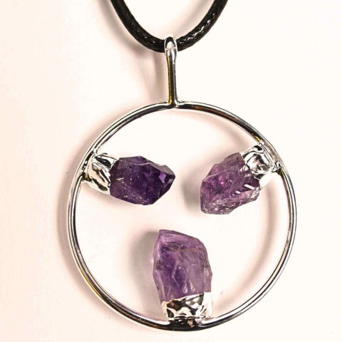 Tip Cristal - Colier cu pandantiv rotund si 3 pietre Ametist – Claritate si Eleganta Naturala