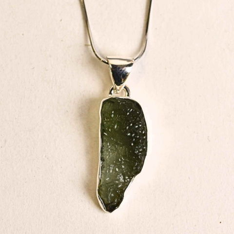 Tip Cristal - Colier din argint 925 cu moldavit natural – Claritate mentala si echilibru energetic