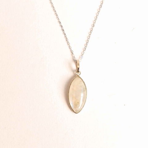 Colier din Argint 925 cu Piatra Lunii in Forma Delica – Intuitie Clara si Energie Feminina [0]