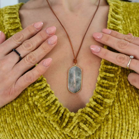 Colier Boho cu Snur de Piele Lucrat Manual si Pandantiv cu Labradorit Natural [1]