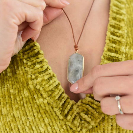 Colier Boho cu Snur de Piele Lucrat Manual si Pandantiv cu Labradorit Natural [2]