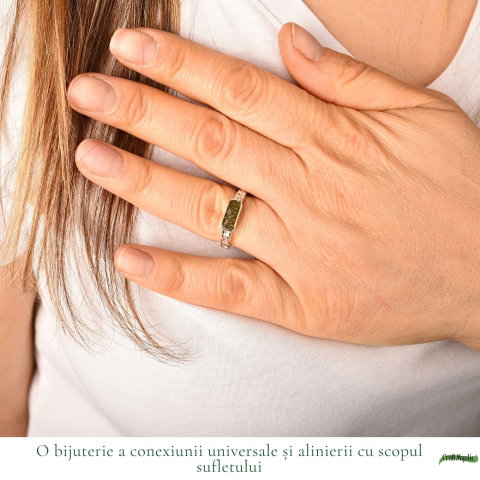 Inel Argint 925 cu Moldavit Brut Dreptunghiular – Claritate si Transformare [1]