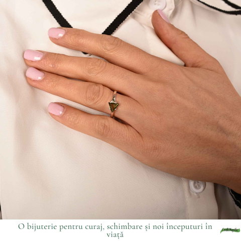 Inel Argint 925 cu Moldavit Fatetat Triunghi – Claritate si Energie [1]