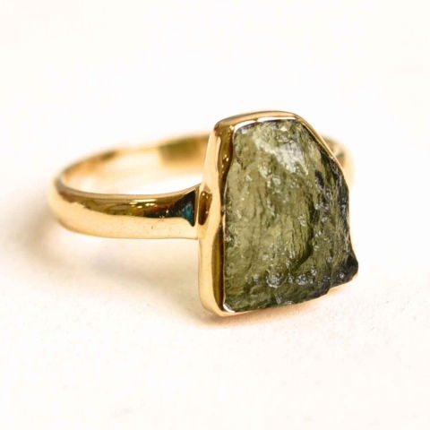 Echilibrare Energetica - Inel argint 925 placat aur 18k cu Moldavit natural brut – Bijuterie rara cu piatra transformarii