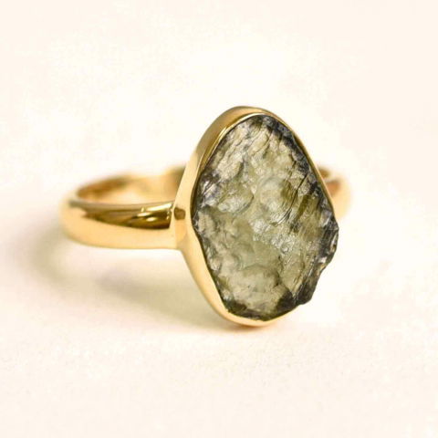 Inele - Inel argint 925 placat aur 18k cu Moldavit natural brut Marime 53-54 (EU) / 7 (US) – Piatra transformarii si protectiei