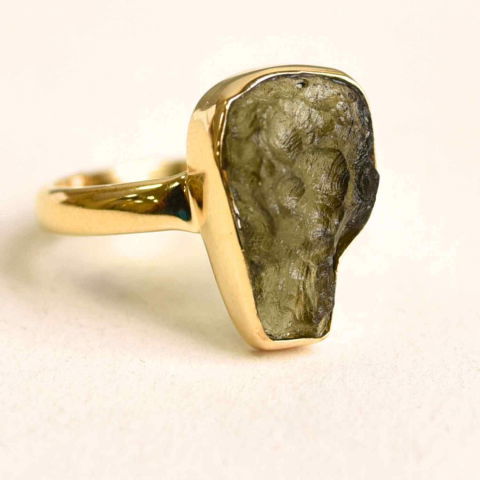 Echilibrare Energetica - Inel argint 925 placat aur 18k cu Moldavit natural brut Marime 53-54 (EU) / 7 (US) – Piatra transformarii si protectiei