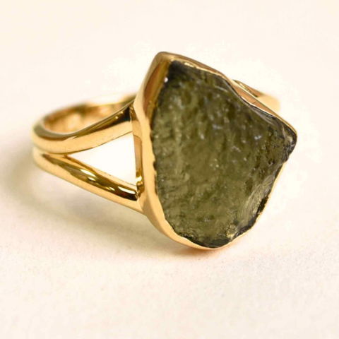 Echilibrare Energetica - Inel argint 925 placat aur 18k cu Moldavit natural brut Marime 58-59 (EU) /9 (US) – Piatra transformarii si protectiei