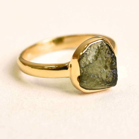 Inele - Inel argint 925 placat aur 18k cu Moldavit natural brut Marime 58-59 (EU) /9 (US) – Piatra transformarii si protectiei