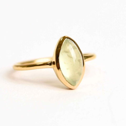 Fecioara - Inel Argint 925 placat cu aur 18K cu Prehnit forma delica – Liniste Interioara si Claritate Spirituala