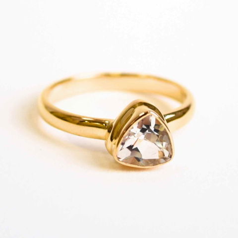 Pesti - Descoperă inelul din argint 925 placat cu aur 18K cu piatră naturală de Topaz Alb fațetat triunghi. Simbol al clarității și echilibrului, perfect pentru rafinament și protecție spirituală.