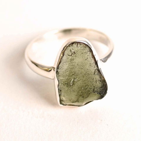 Bijuterii din Argint 925 cu pietre naturale - Inel cu moldavit natural si montura argint 925 – Claritate si renastere interioara