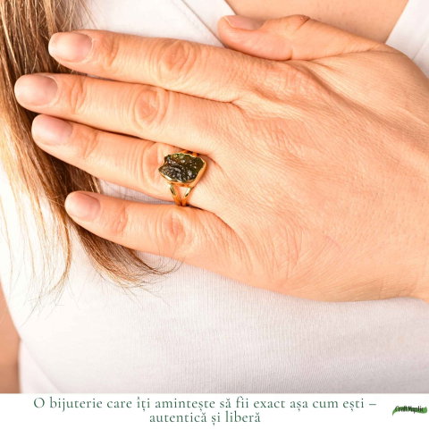 Inel cu Moldavit Verde Brut – Argint 925 Placat Aur 18K, M8.5/58 -  Energie Universala si Echilibru [1]