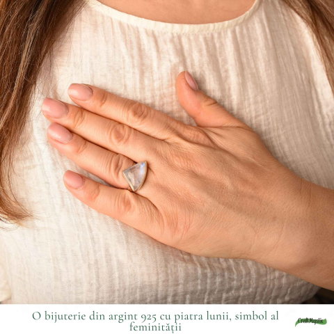 Inel Argint 925 cu Piatra Lunii Triunghi – Intuite si Feminitate Delicata [1]