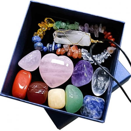 Mini Set cu 8 mini pietre semipretioase polisate, 1 bratara chakra, 1 colier cu cristal de stanca si o inima din cuart roz