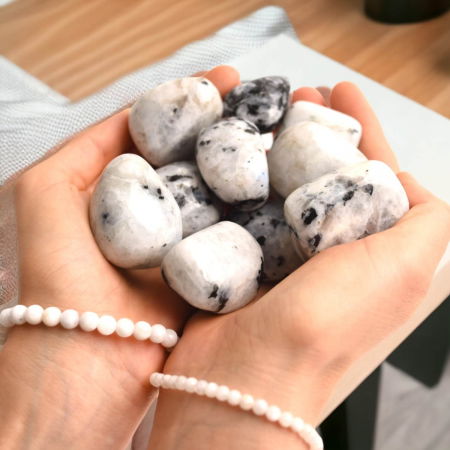 Piatra rulata din Piatra lunii curcubeu natural - Armonie și Intuiție în Viața Ta [4]