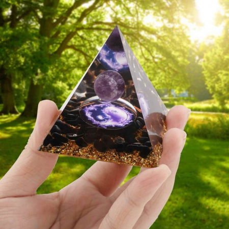 Piramida Orgonica cu cristale vindecatoare de Ametist, Obsidian, foita de aur, rasina naturala si sfera din cristal ametist 8 cm – pentru energie pozitiva si reducerea stresulu. [5]