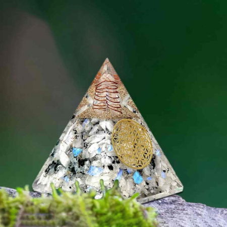 Piramida Orgonica cu Piatra lunii curcubeu si simbolul floarea vietii 8 cm – incurajeaza speranta, sensibilitatea, intuitia si abilitatile psihice [7]