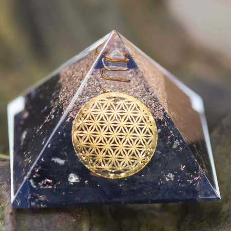 Piramida Orgonica cu Turmalina neagra si simbolul floarea vietii 8 cm – pentru meditatie si trezirea spiritualitatii si a abilitatilor interioare [1]
