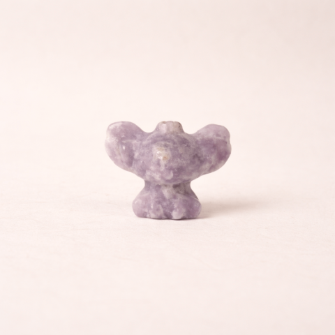 Cristale pe beneficii - Figurina din Lepidolit – o prezenta blanda pentru liniste interioara