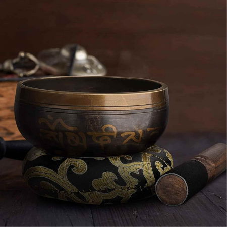 Set Bol Tibetan cantator prelucrat manual la poalele muntelui Himalaya - un percutor cu doua capete din lemn si piele, si o perna cusuta manual – ideal pentru energizare, purificare si meditatie [3]