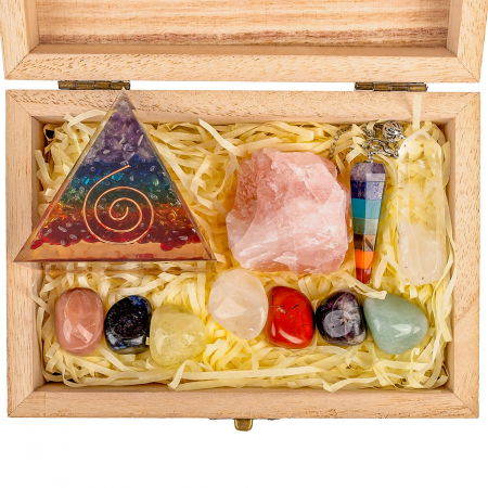 Cristale și Pietre Semiprețioase - Set Cristale si Pietre Naturale Vindecatoare Chakra in cutie de lemn- 11 piese pentru meditatie, spiritualitate, echilibrarea chakrelor – Piramidă de orgon chakra , pendul chakra, cuart roz neslefuit, varf de cristal transparent, 7 pietre slefuite + Brosura cu Proprietatile Cristalelor.