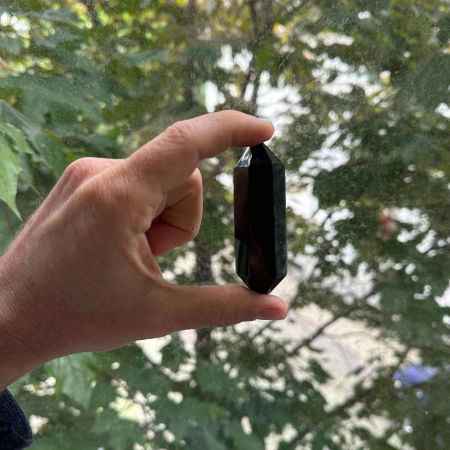 Turn Hexagonal Dublu Varf din Obsidian Negru inaltime de 7-9 cm - cristal de protectie puternic, care actioneaza ca un scut impotriva negativitatii si a stresului [1]