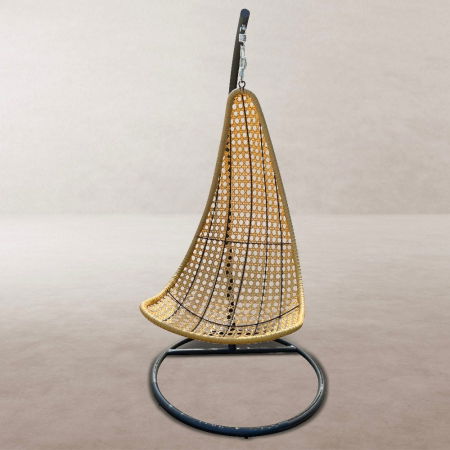 Boho - Vedere laterală – fotoliu suspendat NIVA ratan bej cu suport metalic curbat