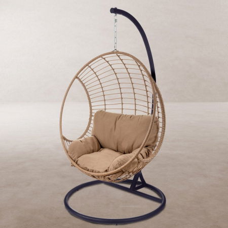 Boho - Vedere laterală – fotoliu suspendat ARIKI cu structură metalică și pernă bej suspendată