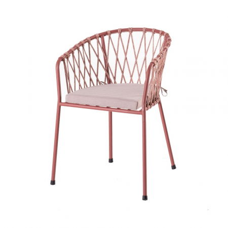 Scaune in Stil Boho - Scaun Myra Paprika cu structură metalică vopsită, spătar împletit din frânghie sintetică și pernă textilă crem, ideal pentru terase horeca și grădini moderne