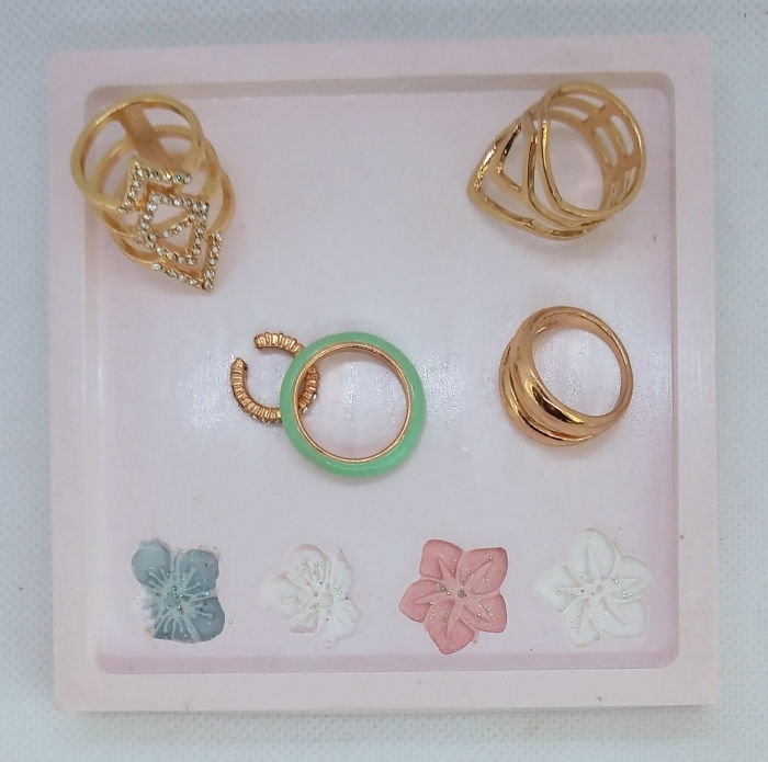 Set decorativ  alb/roz cu flori imprimate. [15]