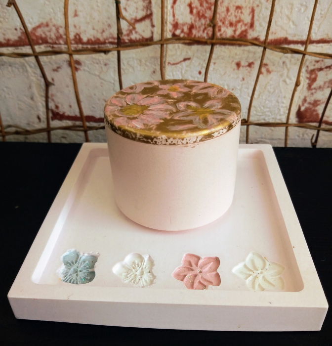 Set decorativ  alb/roz cu flori imprimate. [4]