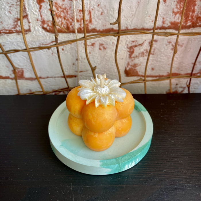 Lumanare parfumata " mini bubble ", cub mic cu suport ceramic rotund. Portocaliu/alb [1]