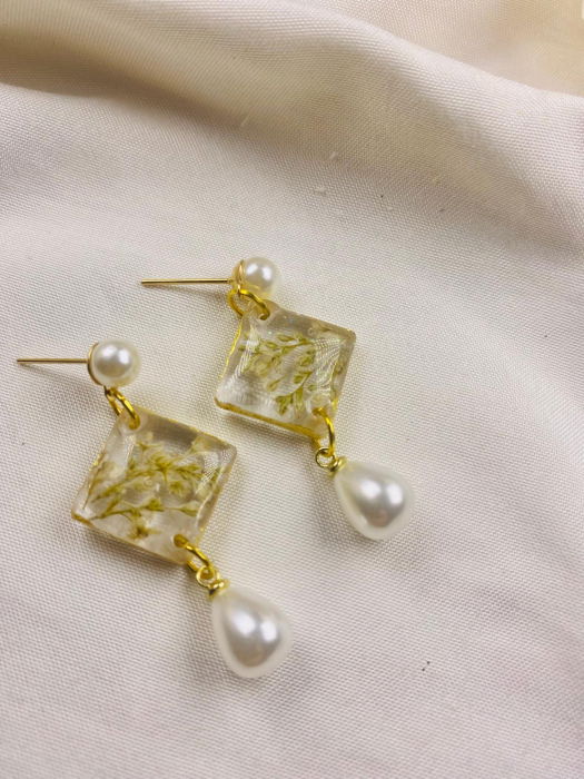 Cercei  din rasina cu floricele naturale albe. [2]