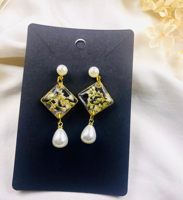 Cercei  din rasina cu floricele naturale albe. [6]