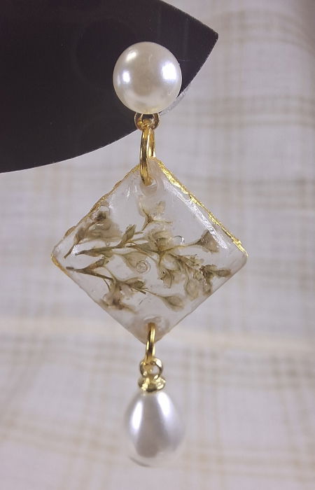 Cercei  din rasina cu floricele naturale albe. [3]