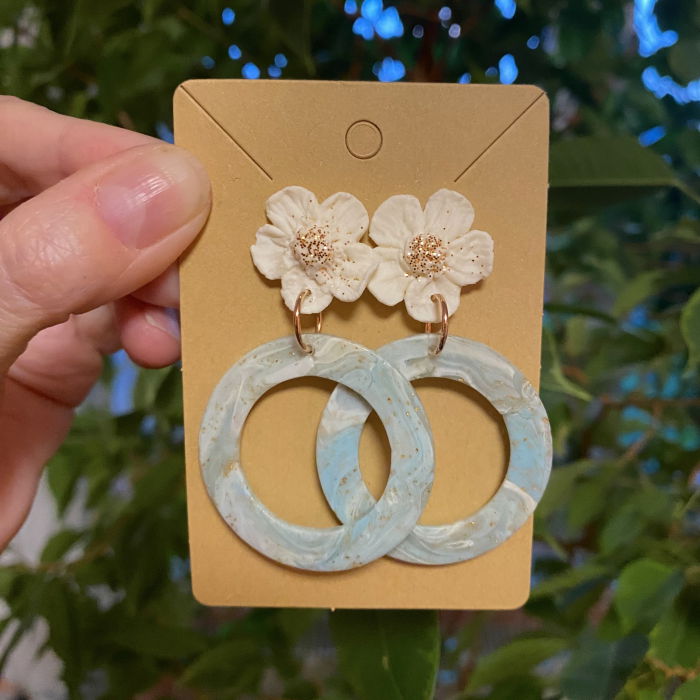 Cercei  flori albe cu coronite turcuaz, tortite metal de inalta calitate. [1]