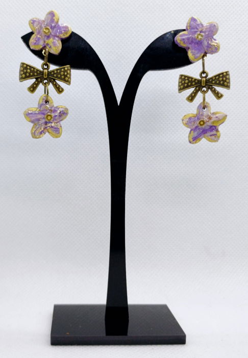 Cercei floricele violet-aurii cu fundite culoarea bronzului. [1]