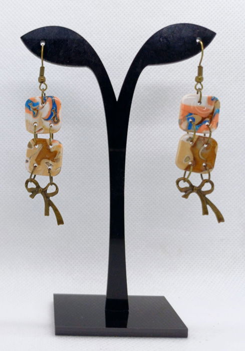 Cercei "pătrate colorate cu fundite" cu accesorii culoarea bronzului. [1]