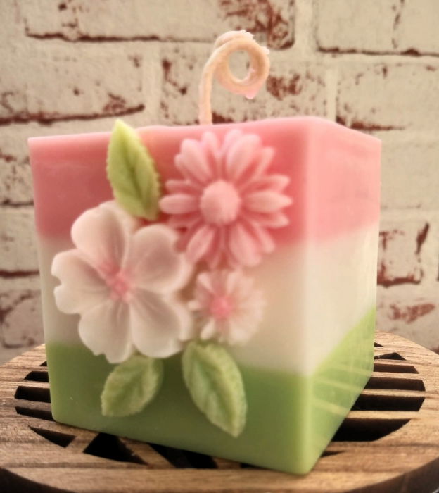 Lumanare parfumata, cub mare, in trei culori decorata cu flori de ceara. [3]