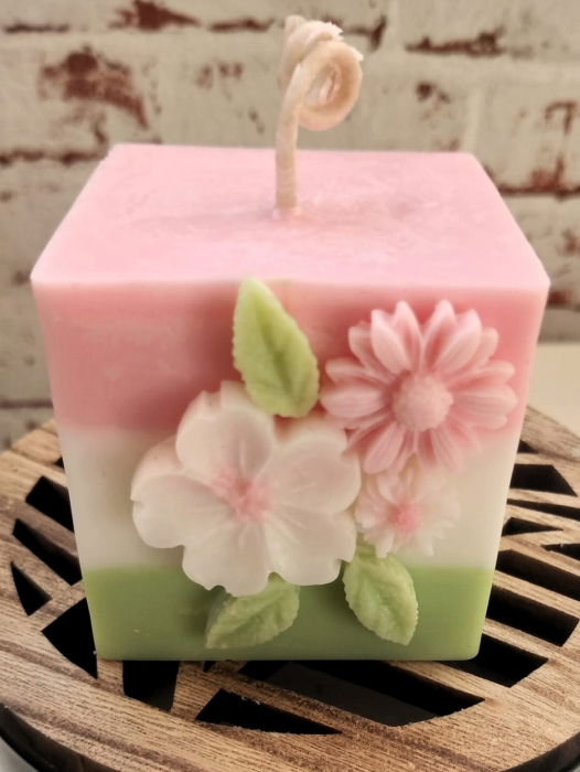 Lumanare parfumata, cub mare, in trei culori decorata cu flori de ceara. [2]