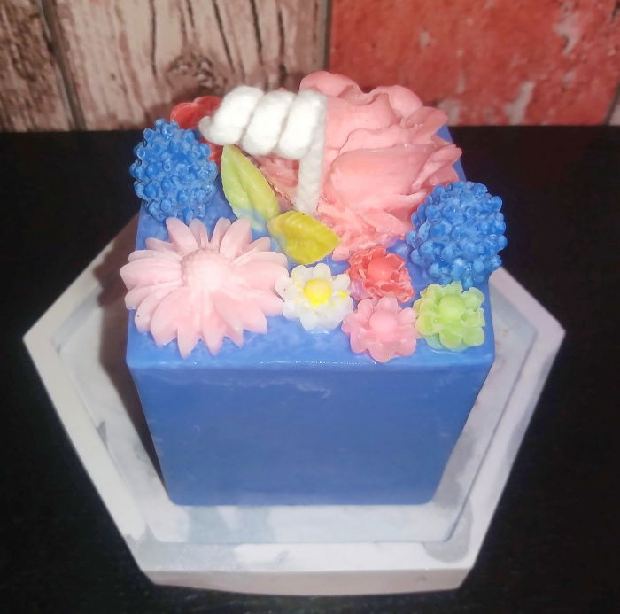 Lumanare parfumata, cub albastru cu flori plus suport din ceramica hexagonal. [1]